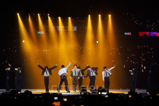30일 인천 인스파이어 아레나에서 카카오뱅크 후원으로 열린 '2024 MMA'에서 라이즈가 공연하고 있다. 카카오엔터 제공